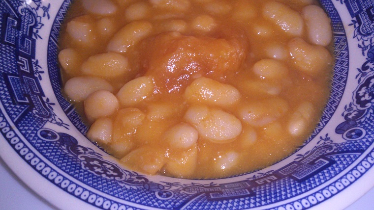 Sopa de verduras con pochas y patatas con chorizo a la sidra