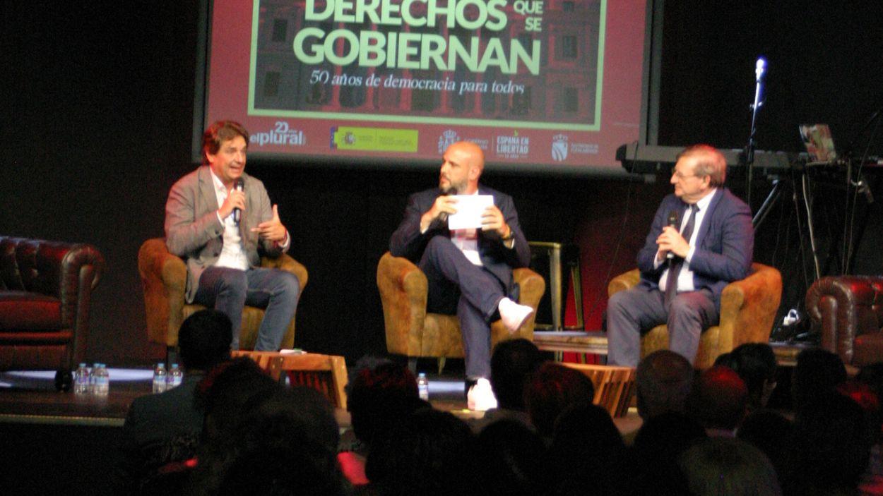 El alcalde de Fuenlabrada, Javier Ayala, y el secretario de Estado de Memoria Democrática, Fernando Martínez, conversan con Marcos Paradinas en la mesa 'Derechos que se gobiernan'.