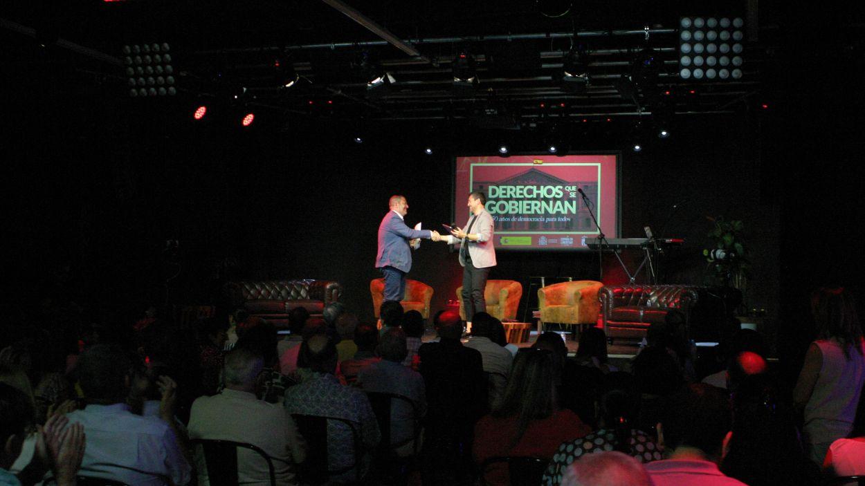 Chema Garrido recibe a Javier Ruiz en el escenario de la Casa de la Música