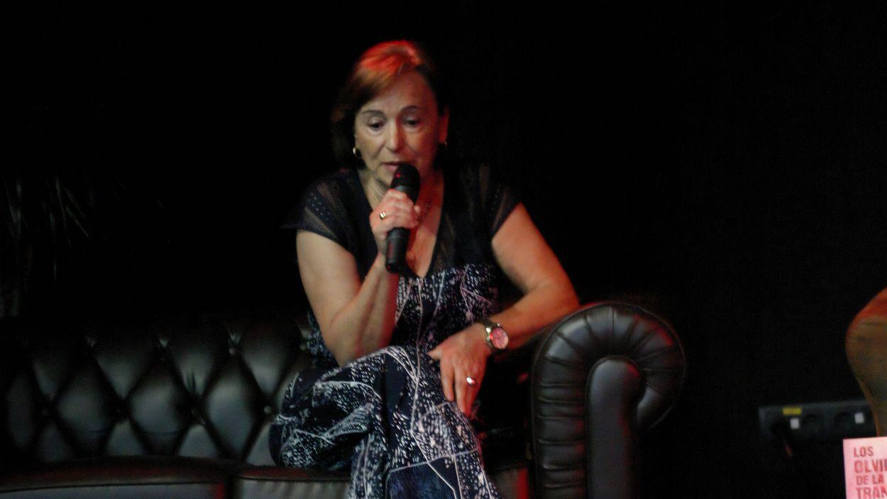Olga Gutiérrez, del Colectivo por los Olvidados de la Transición, durante su testimonio en la mesa 'Memorialistas' del acto '50 años en Libertad'.