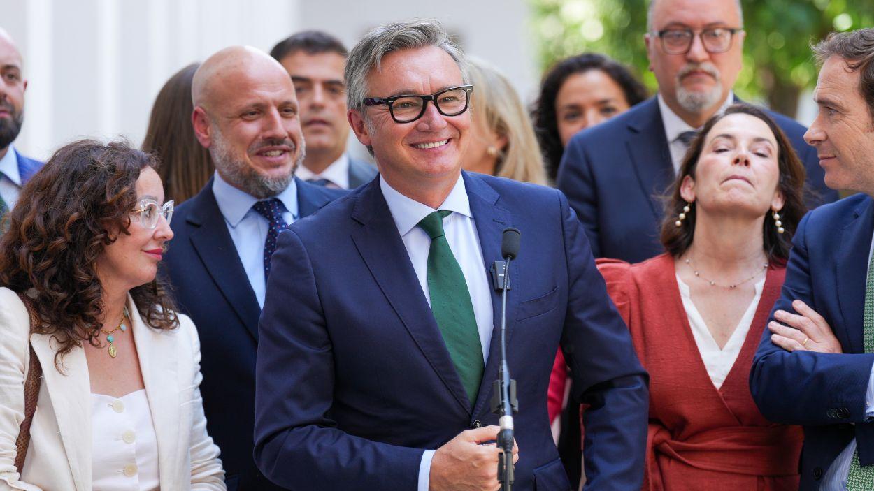 El portavoz del grupo parlamentario Vox en Andalucía, Manuel Gavira, atiende a los medios / Archivo EP
