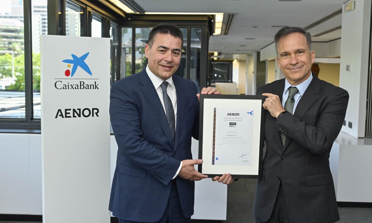 Rafael García, CEO de AENOR, y Jordi Mondejar, director de Negocio de CaixaBank, han participado en el acto de entrega de la certificación. CAIXABANK