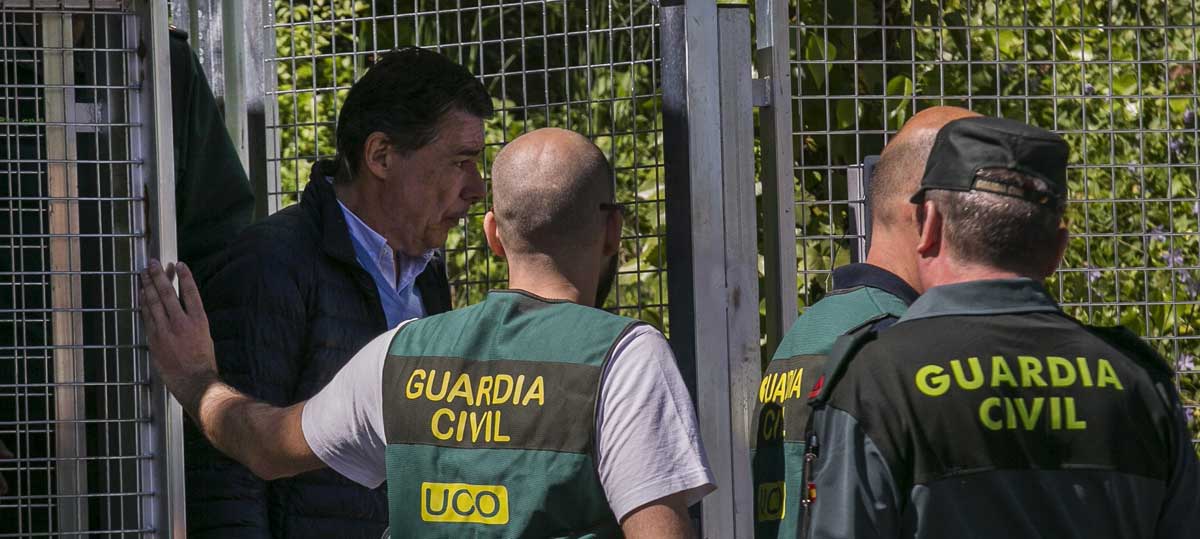 Ignacio González (izda) es trasladado desde la Comandancia General de la Guardia Civil a la Audiencia. 