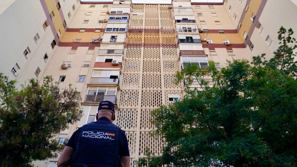 Bloque de pisos donde se han hallado dos cadáveres en lo que se investiga como un crimen machista en Málaga / Archivo EP