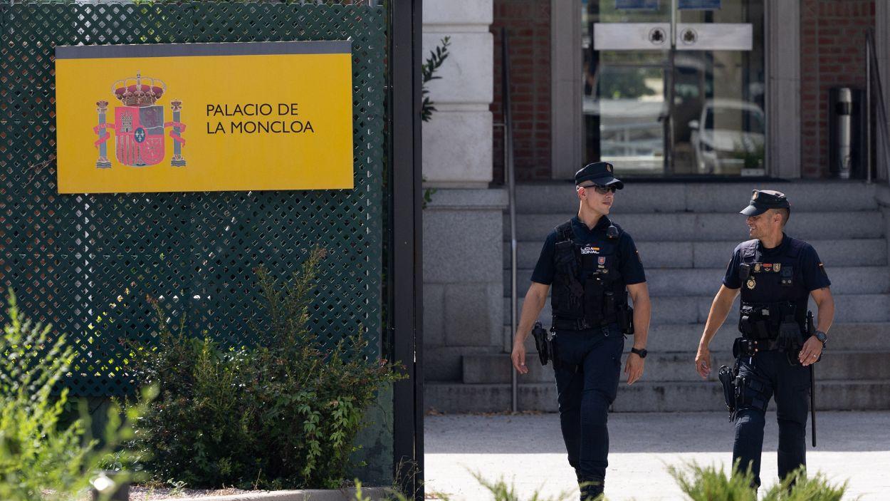 Dos agentes de Policía en las instalaciones del Palacio de La Moncloa. Europa Press  Archivo. 