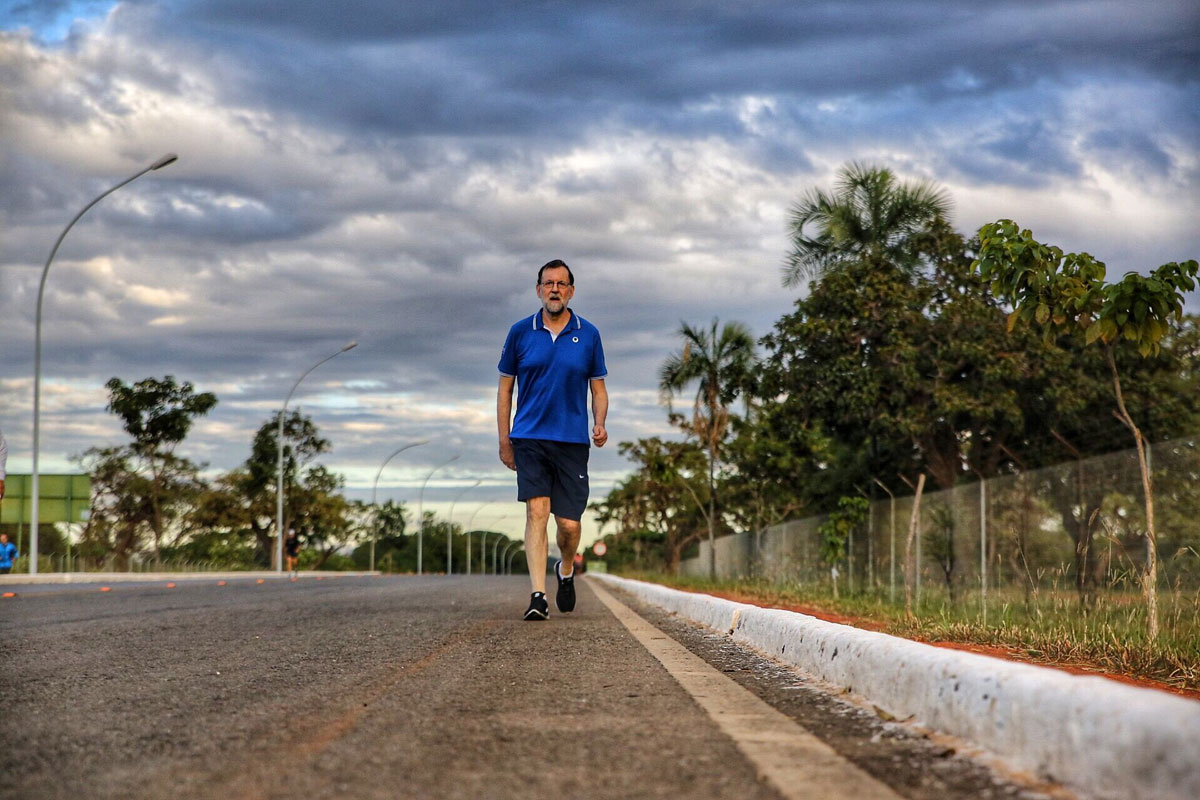 Rajoy caminando por Brasil