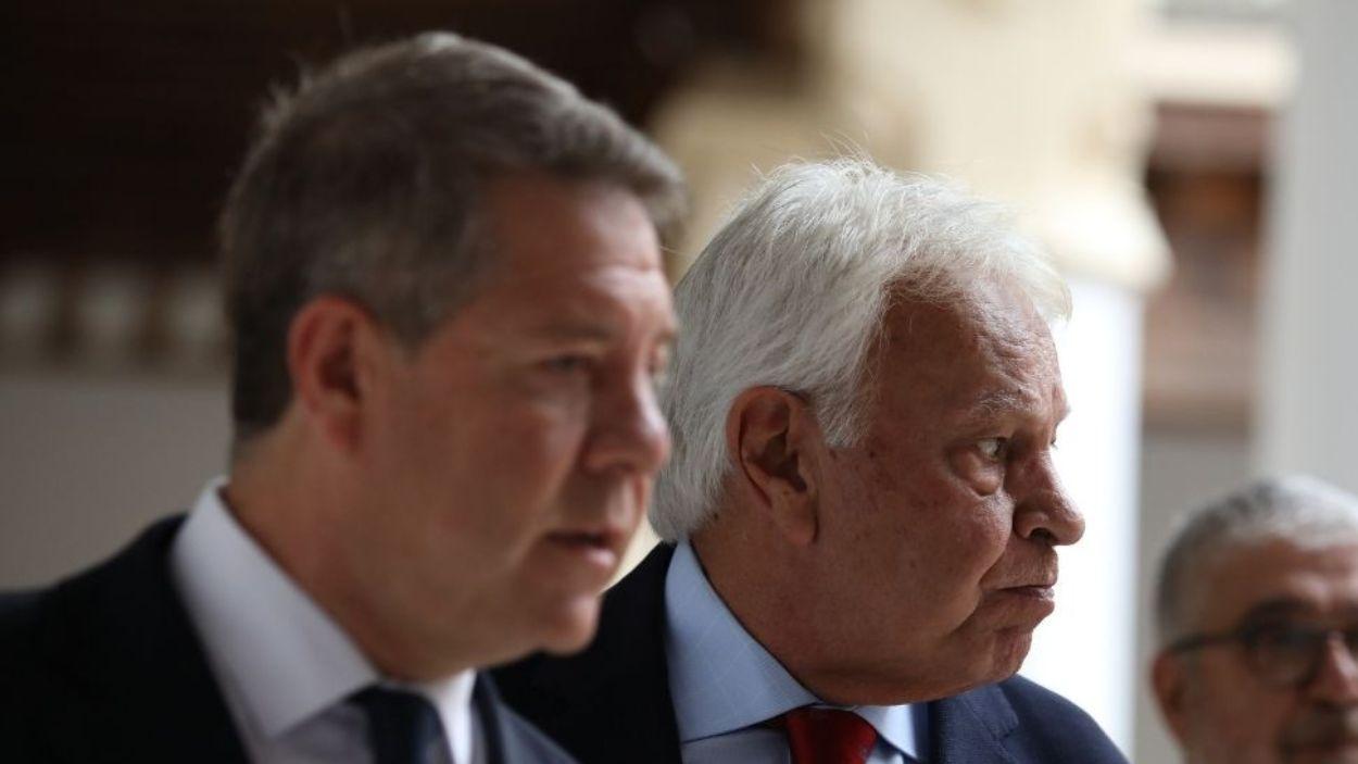 El presidente de Castilla-La Mancha, Emiliano García-Page, y el expresidente del Gobierno Felipe González. EP