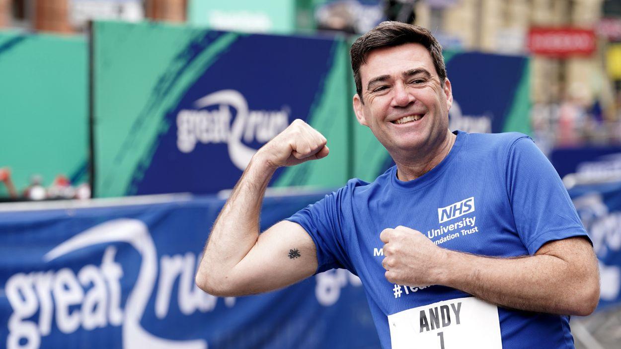 Andy Burnham muestra su tatuaje de la abeja obrera de Manchester (símbolo de Manchester) antes de la Gran Carrera de Manchester por el aniversario del atentado en el Manchester Arena. EP.