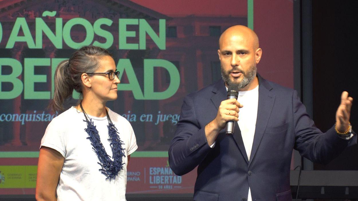 La comisionada de Memoria Democrática, Carmina Gustrán, y Marcos Paradinas