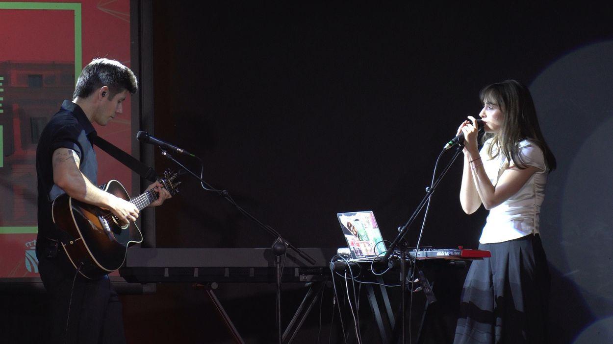 Álvaro Halley y Cris Dunne en uno de los números musicales
