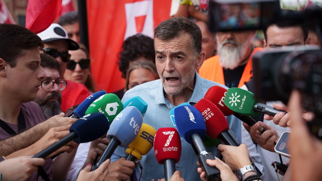 El portavoz de Por Andalucía y coordinador federal de Izquierda Unida, Antonio Maíllo, atienden a los medios con motivo de la movilización convocada por CCOO en apoyo a los trabajadores del sector logístico de Sevilla / EP