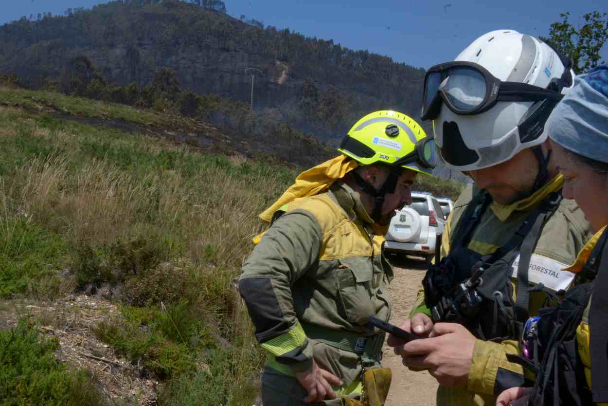 Imagen de bomberos durante el incendio de Boborás, en Ourense, de la semana pasada (Foto: Europa Press).