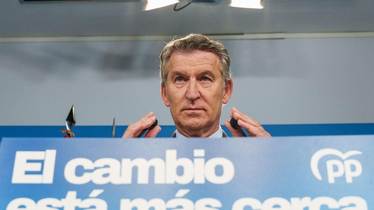 El líder del Partido Popular, Alberto Núñez Feijóo, en la rueda de prensa en la sede de Génova. EP