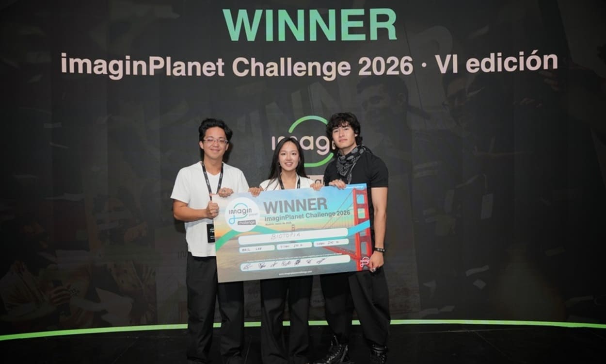 Yuren Zhou QI, Yiyan Zhou QI y Eric Lee, impulsores de Biotopia, ganadores de la sexta edición de imaginPlanet Challenge. CAIXABANK