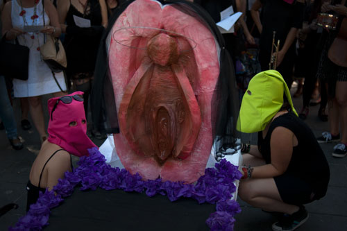 Imagen de la figura que se llevó en la " procesión del coño insumiso”