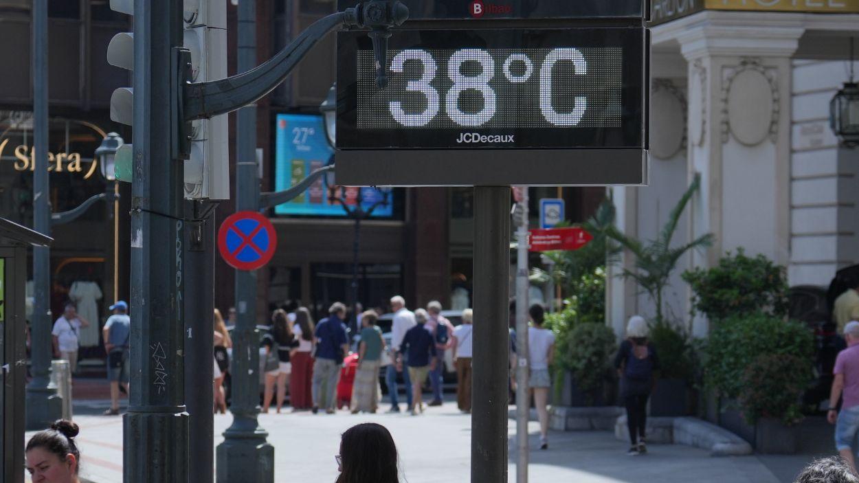 Un termómetro en la calle marca la temperatura. EP. 