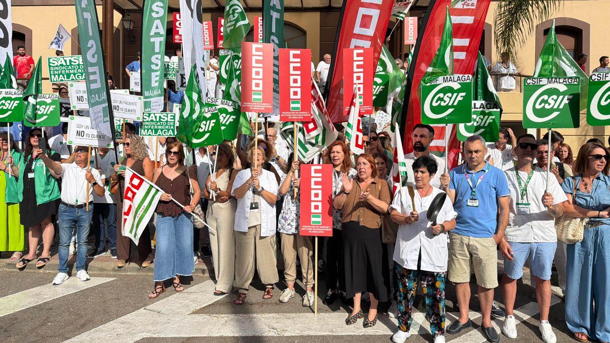 Protesta frente al Hospital Civil de Málaga por el "tarifazo" del parking