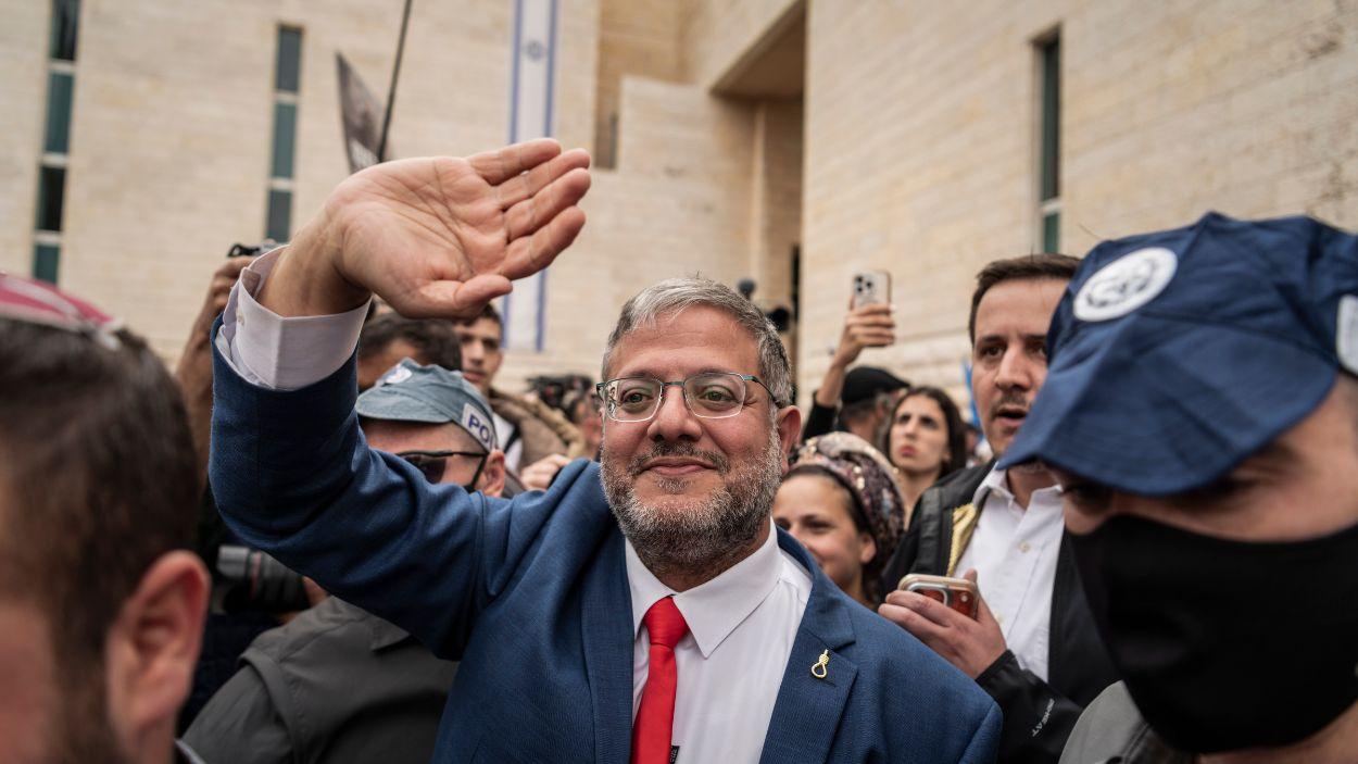 April 15, 2026, Jerusalem, Basel, Switzerland: Itamar Ben-Gvir, 49, Israel's Minister of National Security, waves supporters after a rally in his support, in front of the Israeli Supreme Court in Jerusalem. Foto de archivo. EP