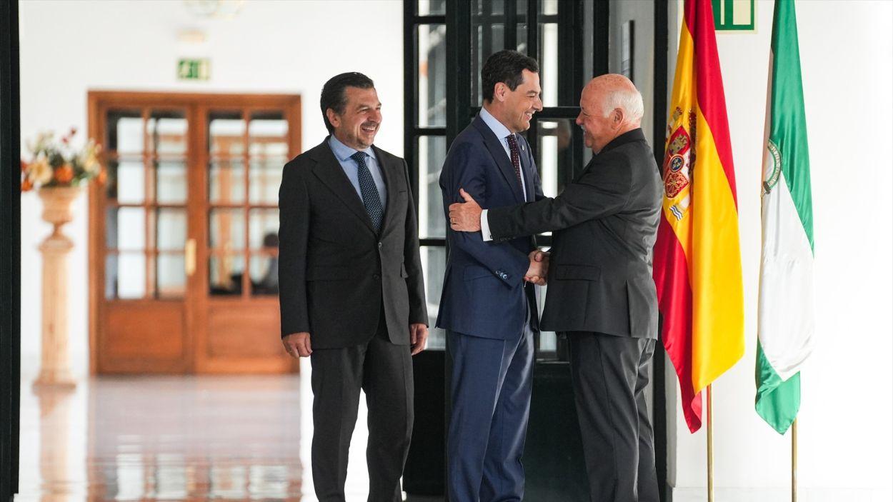 El presidente del Parlamento de Andalucía, Jesús Aguirre (d), recibe al líder y candidato del PP-A a la reelección como presidente de la Junta, Juanma Moreno (c), en el marco de la ronda de contactos para la elección de candidato a la Presidencia de la Junta de Andalucía / EP