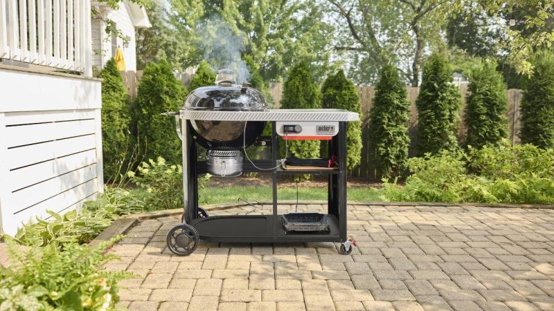 La Weber Performer Premium Smart en su elemento natural: el controlador LCD muestra la temperatura en tiempo real mientras la barbacoa trabaja sola.