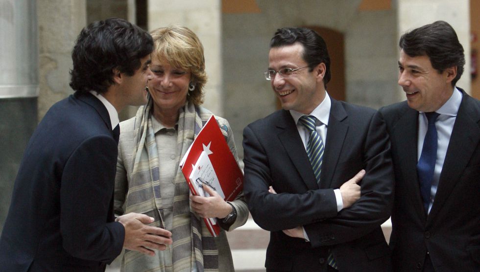 Juan José Güemes charla con Esperanza Aguirre, Javier Fernández-Lasquetty e Ignacio González.