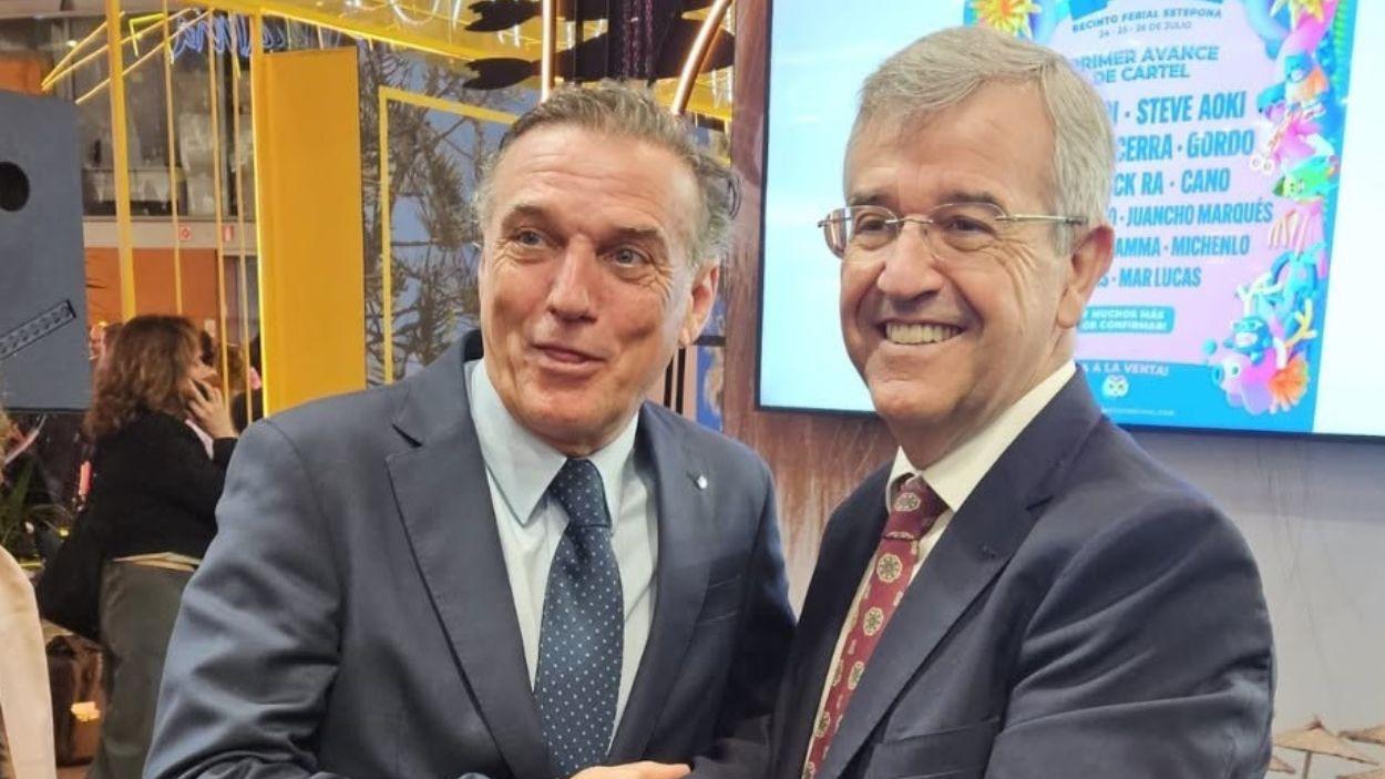 El alcalde de Benahavís, José Antonio Mena, junto con el alcalde de Estepona, José María García Urbano. Imagen de fuente municipal de Benahavís.