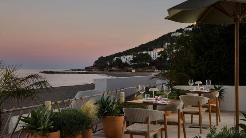 Yellow Fish se consolida como el punto de encuentro gastronómico de W Ibiza, con cocina mediterránea, producto local y vistas privilegiadas al mar Yellow Fish se consolida como el punto de encuentro gastronómico de W Ibiza, con cocina mediterránea, producto local y vistas privilegiadas al mar