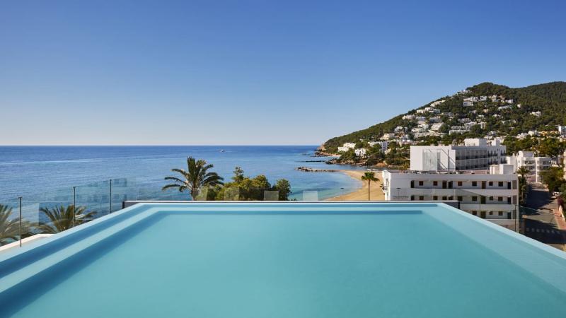 La piscina infinity de Glow Rooftop ofrece una panorámica única sobre la bahía de Santa Eulalia y se convierte en uno de los grandes escenarios del verano en W Ibiza La piscina infinity de Glow Rooftop ofrece una panorámica única sobre la bahía de Santa Eulalia y se convierte en uno de los grandes escenarios del verano en W Ibiza