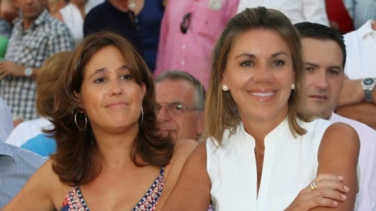 María Dolores de Cospedal y Rosa Romero presenciando una corrida de toros en la plaza de Ciudad Real hace 11 años. EP