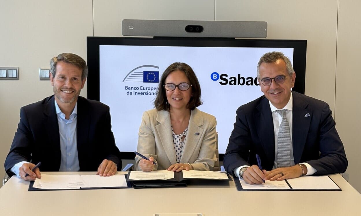 Eduardo Currás (Banco Sabadell), Gemma Feliciani (BEI) y Marco Marrone (FEI). BANCO SABADELL