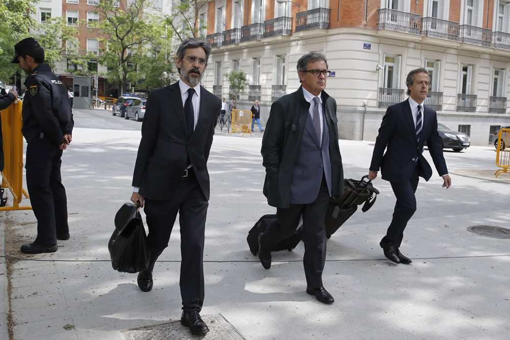 Jordi Pujol Ferrusola (c) a su llegada acompañado de su abogado, Cristóbal Martell (d). 