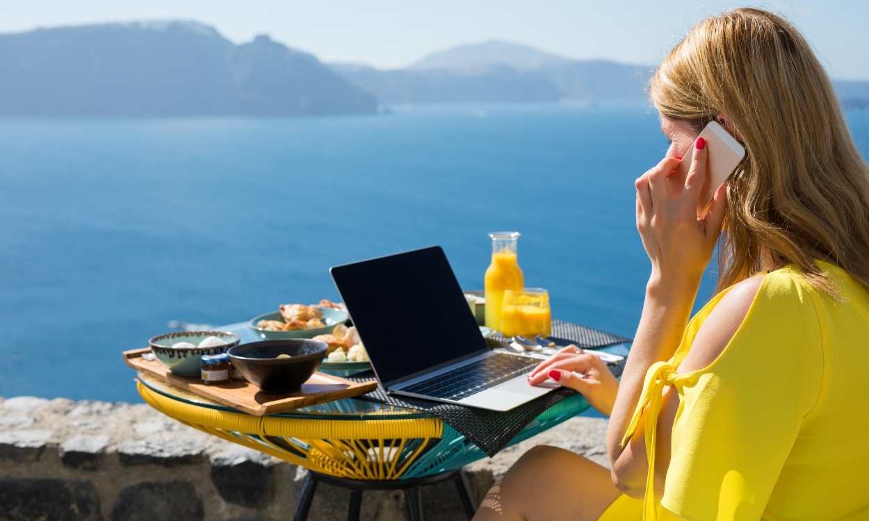 El mensaje urgente que puede arruinarte las vacaciones: cómo evitar fraudes y ciberestafas este verano
