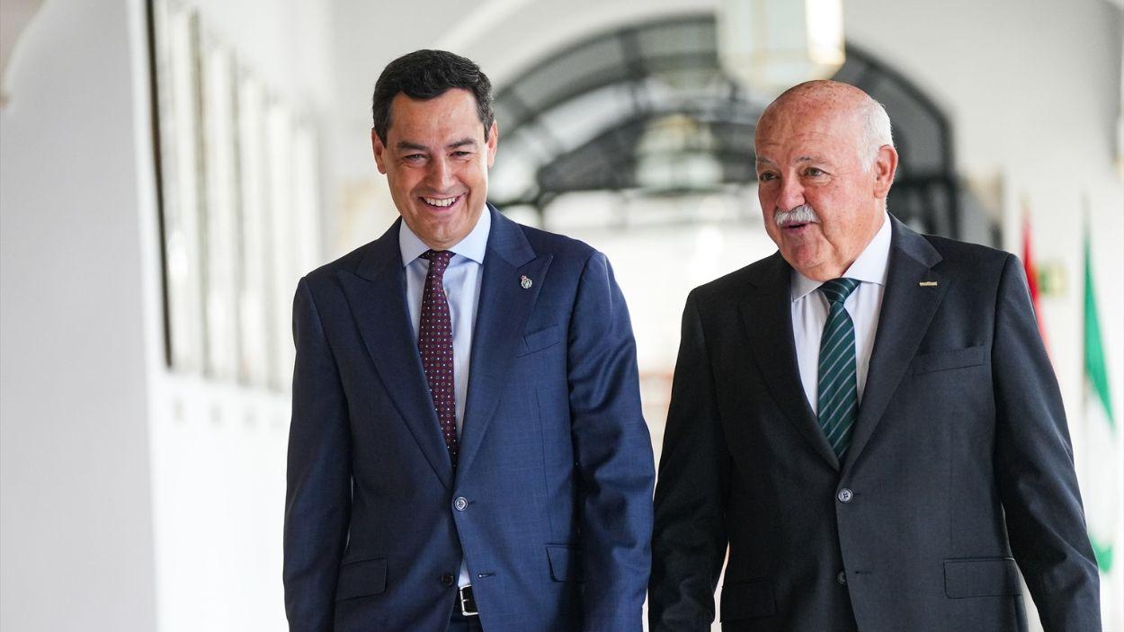 El presidente del Parlamento de Andalucía, Jesús Aguirre (d), junto al líder y candidato del PP-A a la reelección como presidente de la Junta, Juanma Moreno (i) / EP