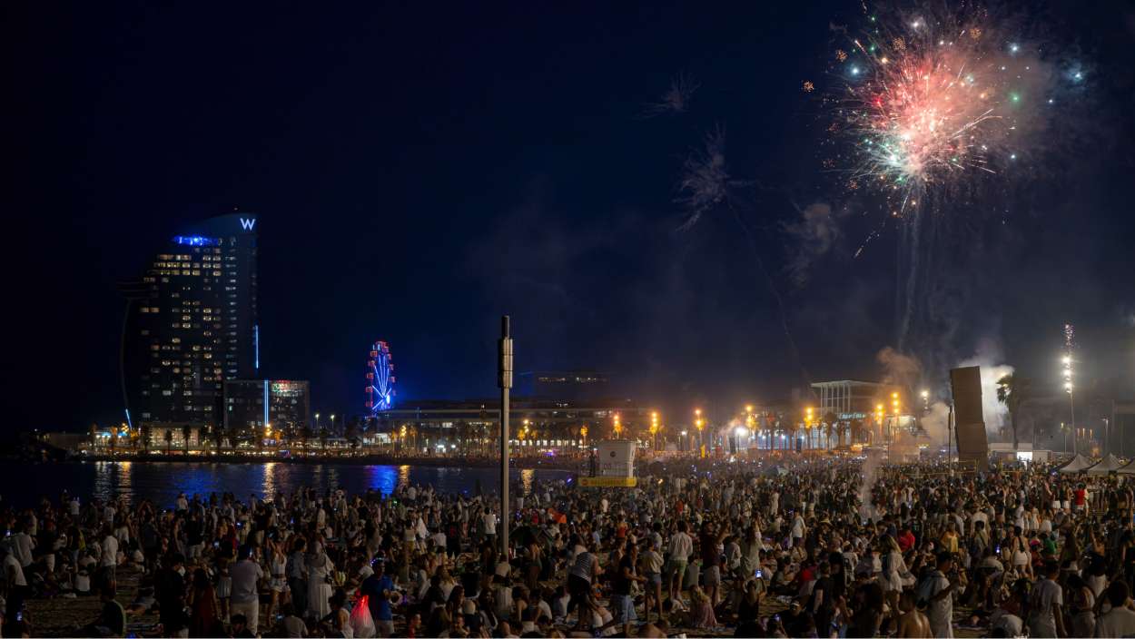 La playa de la Barceloneta durante la celebración de la tradicional verbena de Sant Joan, a 23 de junio de 2026. Lorena Sopêna / EP