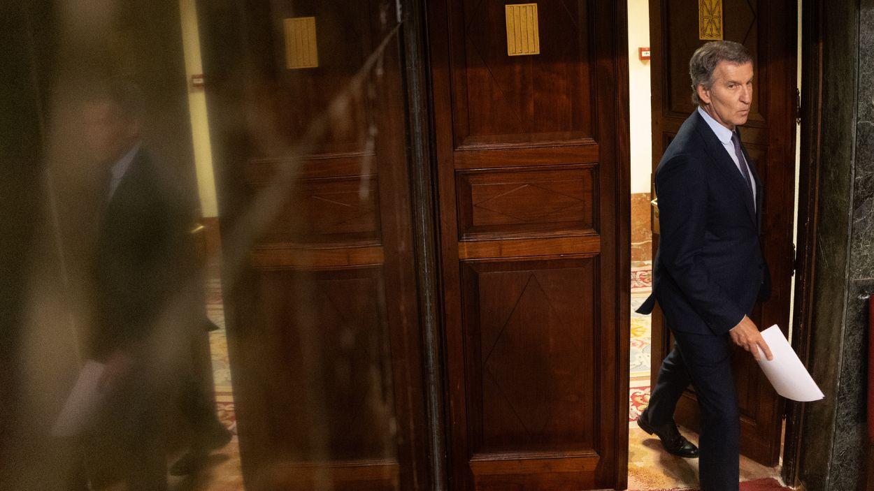 El presidente del PP, Alberto Núñez Feijóo, a su salida durante una sesión de control al Gobierno, en el Congreso de los Diputados, a 24 de junio de 2026, en Madrid. EP.