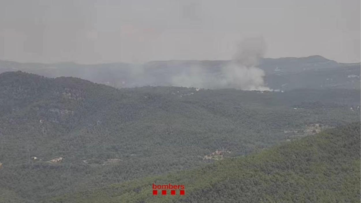  Imagen del incendio en Sant Quirze Safaja (Barcelona). Bombers de la Generalitat