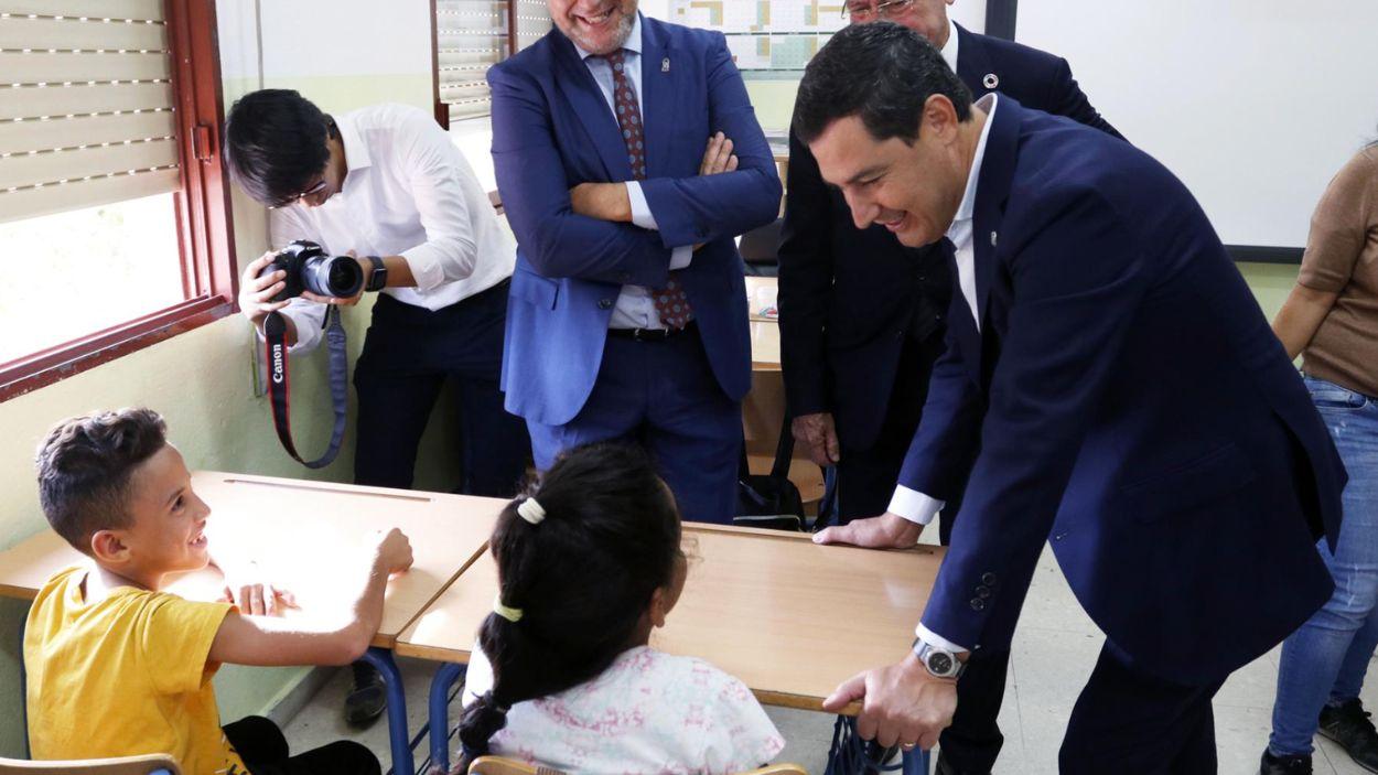 El presidente en funciones de la Junta de Andalucía y candidato a la reelección, Moreno Bonilla, en un colegio / Archivo EP