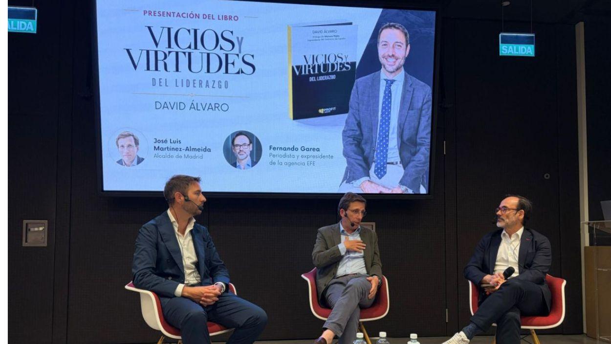 El alcalde de Madrid, José Luis Martínez Almeida, y el periodista Fernando Garea acompañaron al autor David Álvaro en el acto celebrado en Havas Village Madrid. EP.