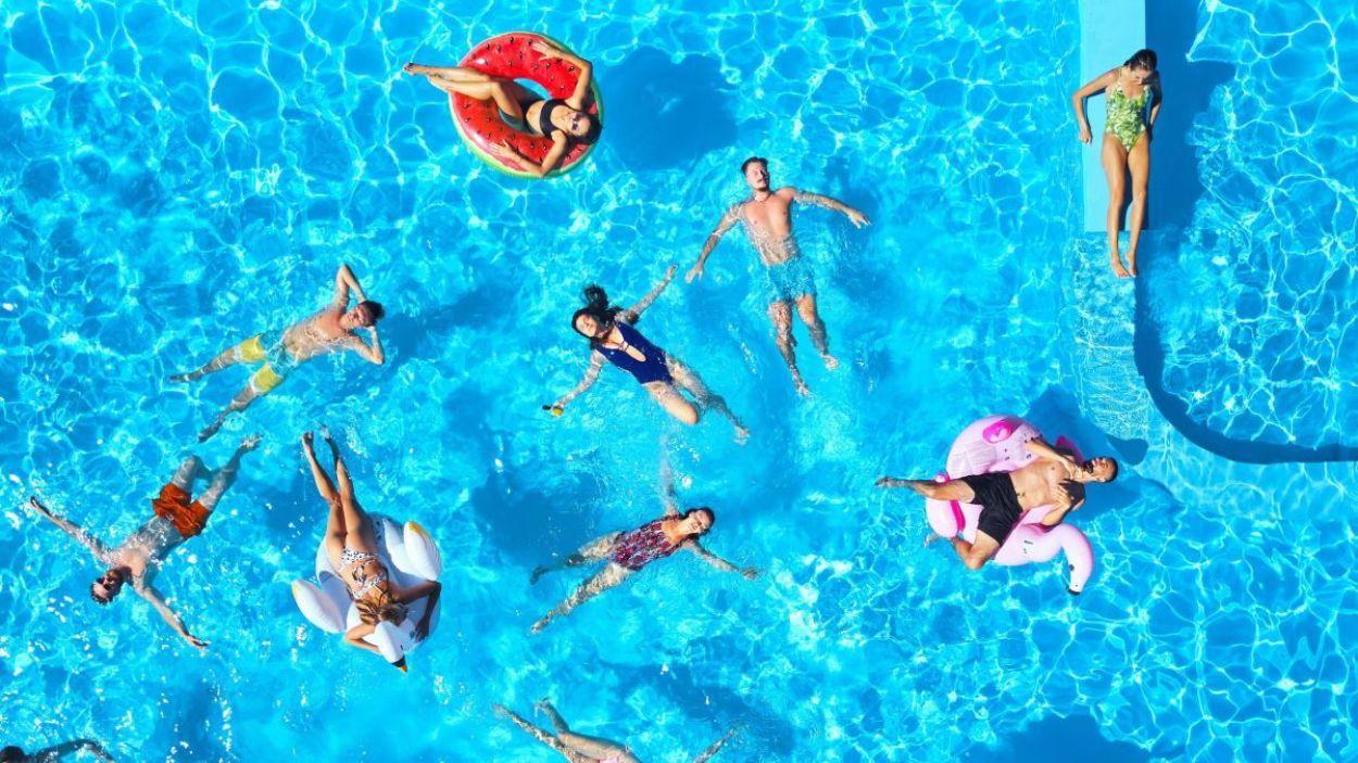 Personas en una piscina  Foto de 123RFartiemedvedev