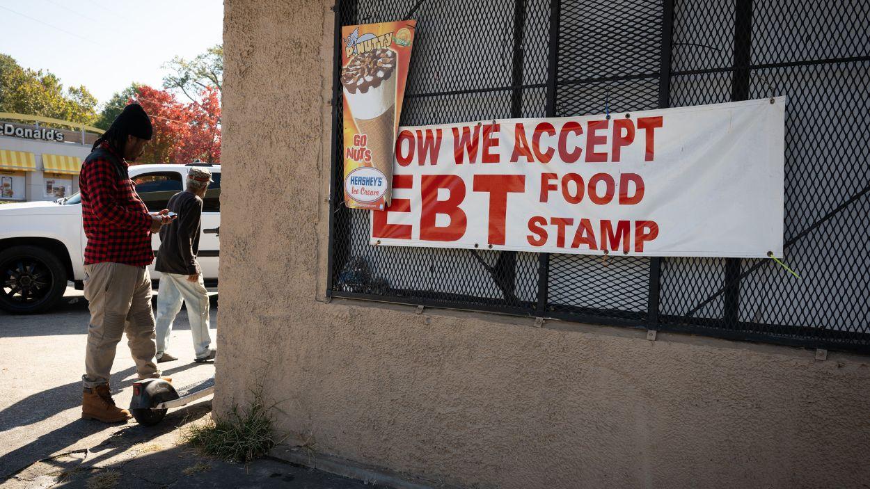 Un pequeño mercado en el lado oeste de Atlanta muestra un letrero que anuncia la aceptación de las tarjetas de beneficios EBT SNAP para cupones de alimentos. Europa Press.