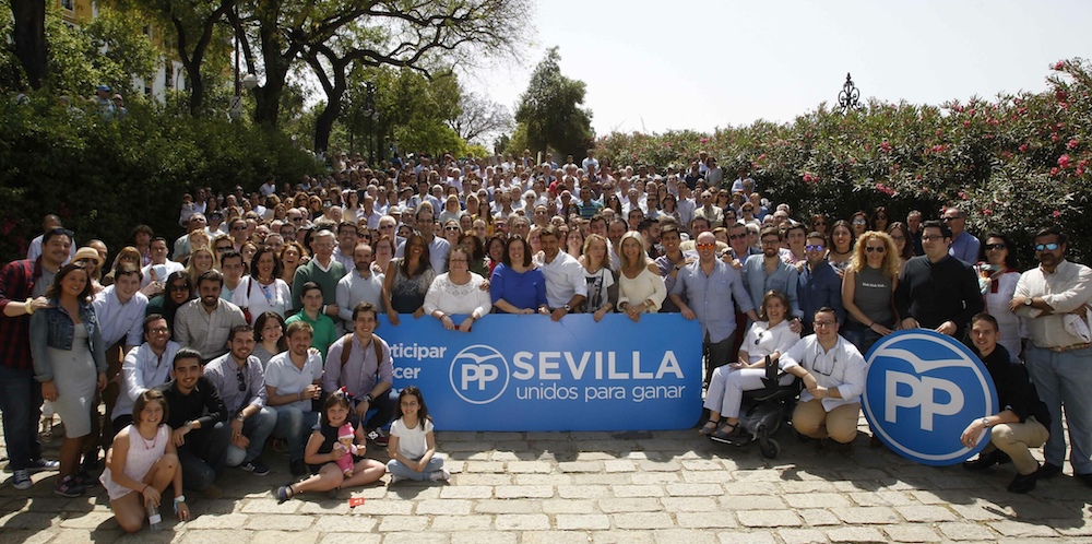 Foto de familia de la presentación de la candidatura de Virginia Pérez.