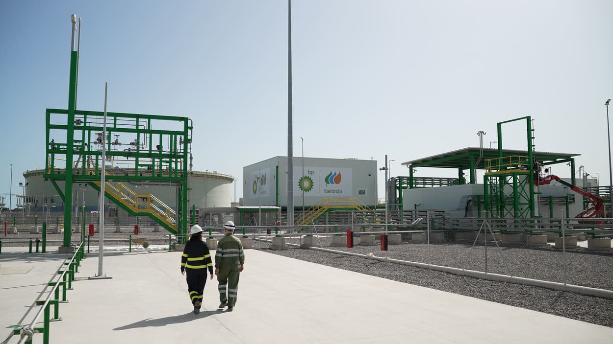 Bp e Iberdrola exploran aumentar producción de hidrógeno verde en refinería de Castellón con fondos europeos. IBERDROLA / BP