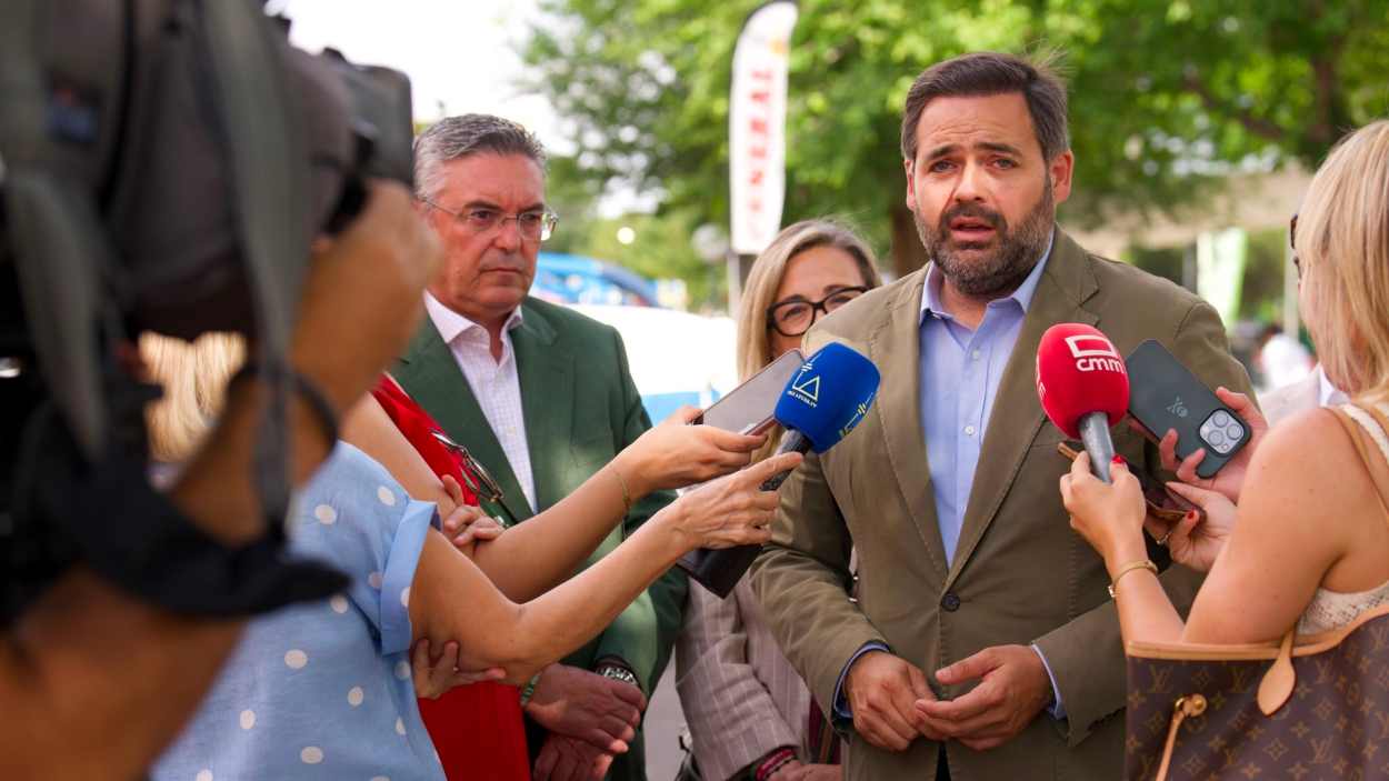 El presidente del PP de Castilla-La Mancha, Paco Núñez, atiende a los medios de comunicación. PP CLM.