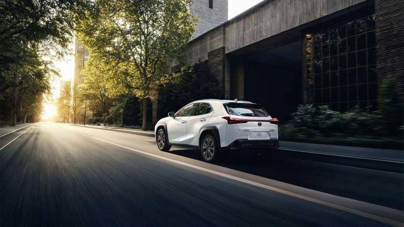 LexusUX trasera