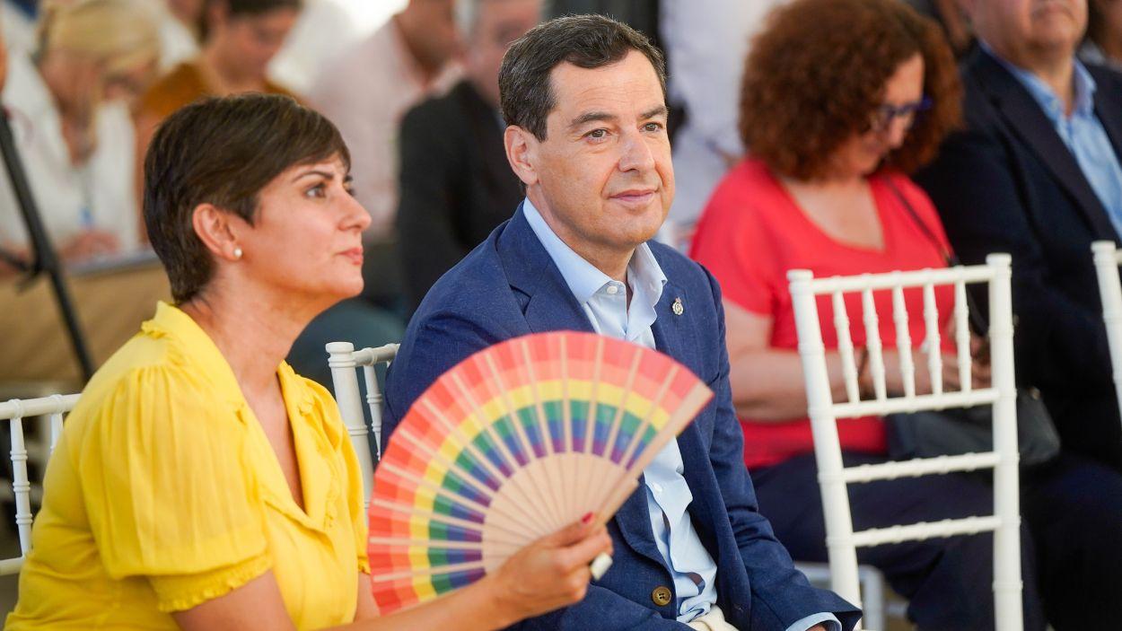 El presidente en funciones de la Junta de Andalucía, Juanma Moreno, junto a la ministra de Vivienda y Agenda Urbana, Isabel Rodríguez / EP