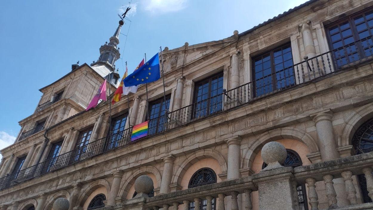 La bandera LGTBI vuelve al Ayuntamiento de Toledo tras tres años de ausencia en medio de la guerra entre PP y Vox. EP.
