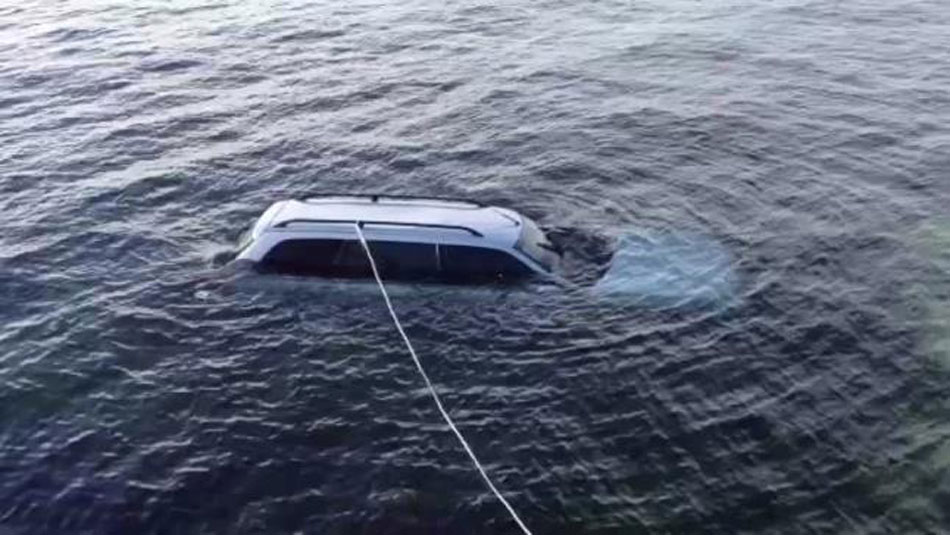 Cómo actuar si tu coche cae al agua