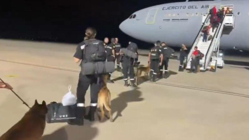 Despega el avión de Defensa con efectivos de la UME en dirección a Venezuela para apoyar en las labores de rescate