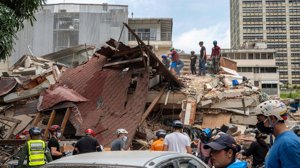 Diferentes personas intentan ayudar en las labores de rescate en Caracas. EP.
