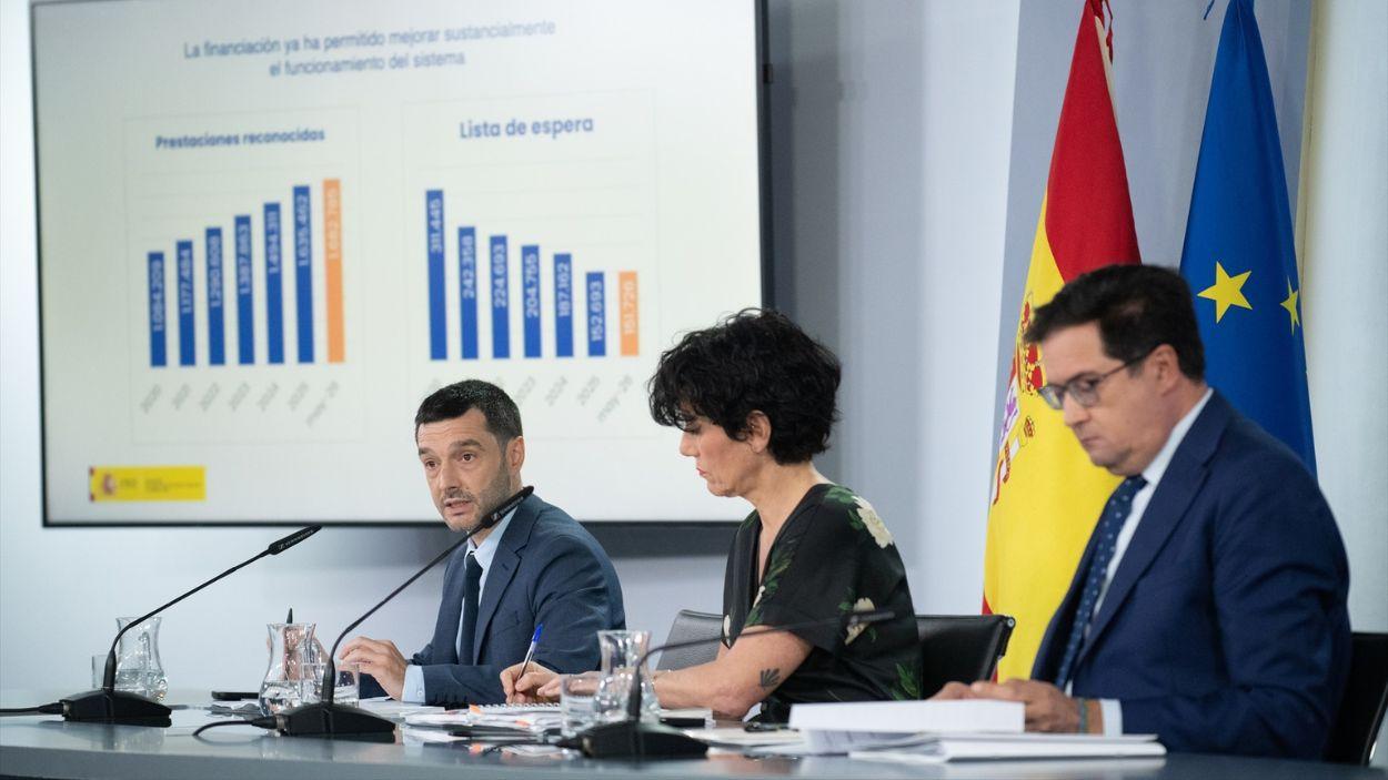 (I-D) El ministro de Derechos Sociales, Consumo y Agenda 2030, Pablo Bustinduy; la ministra de Inclusión, Seguridad Social y Migraciones y portavoz del Gobierno, Elma Saiz; y el ministro para la Transformación Digital y de la Función Pública, Óscar López
